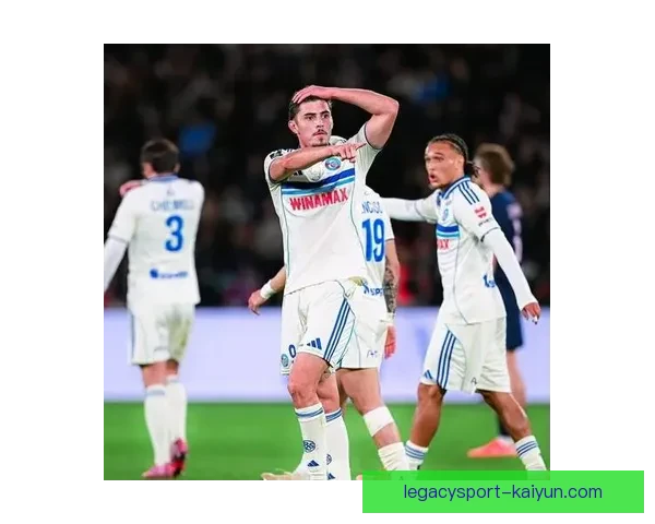 足球新星全纪录持续受到媒体关注，年轻球员发展潜力引人瞩目。